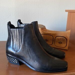 Donald Pliner Milann booties